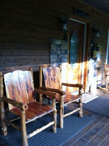 Sticks & Stones hand-notched cedar log cabin work